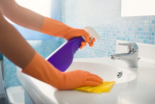 How to deep clean my bathroom